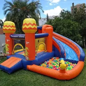 Inflable con piscina de pelotas