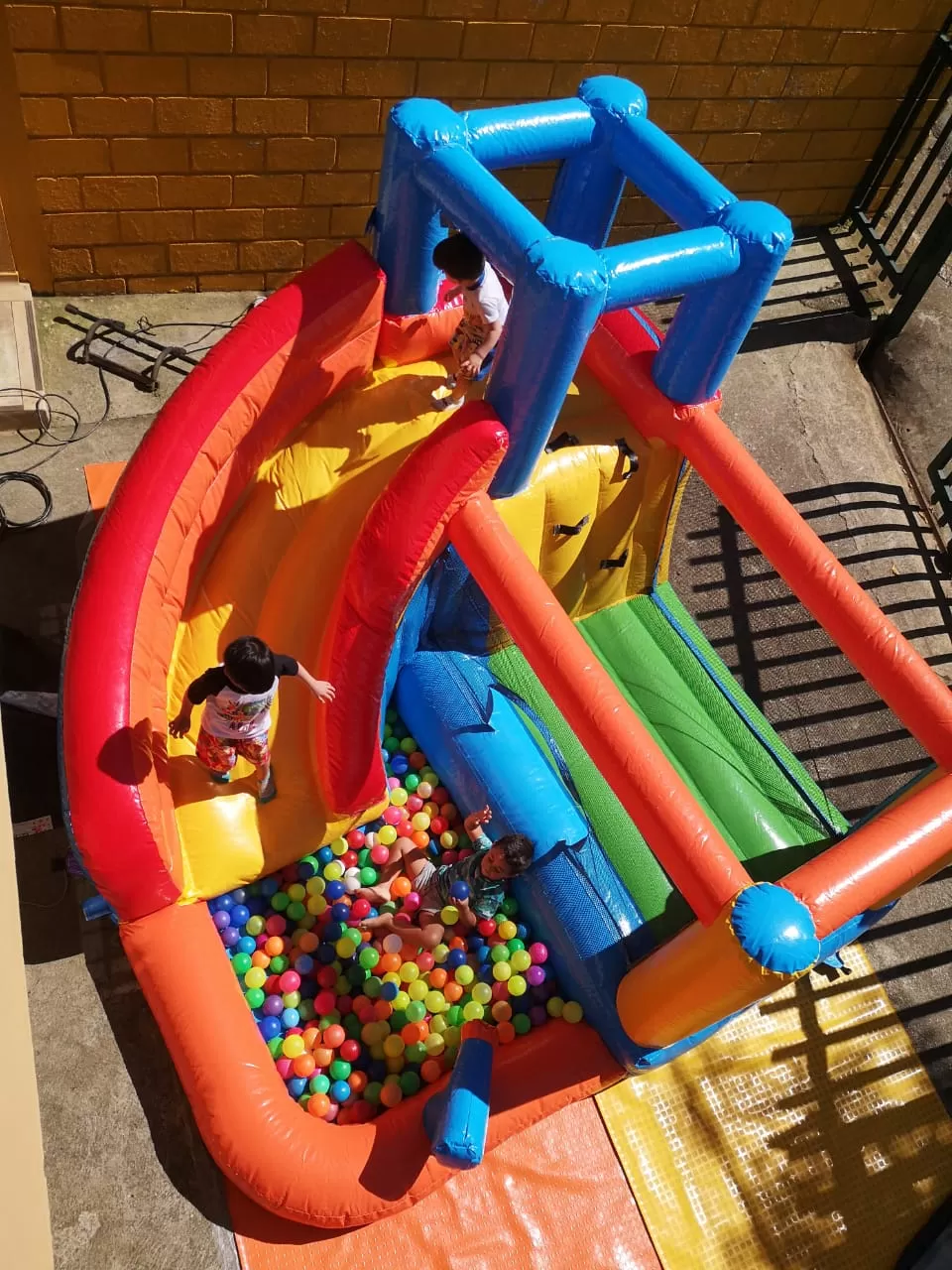 Inflable de colores - Imagen 2