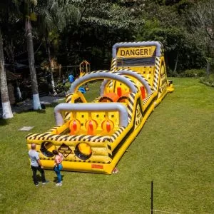 Inflable de obstaculos para adultos