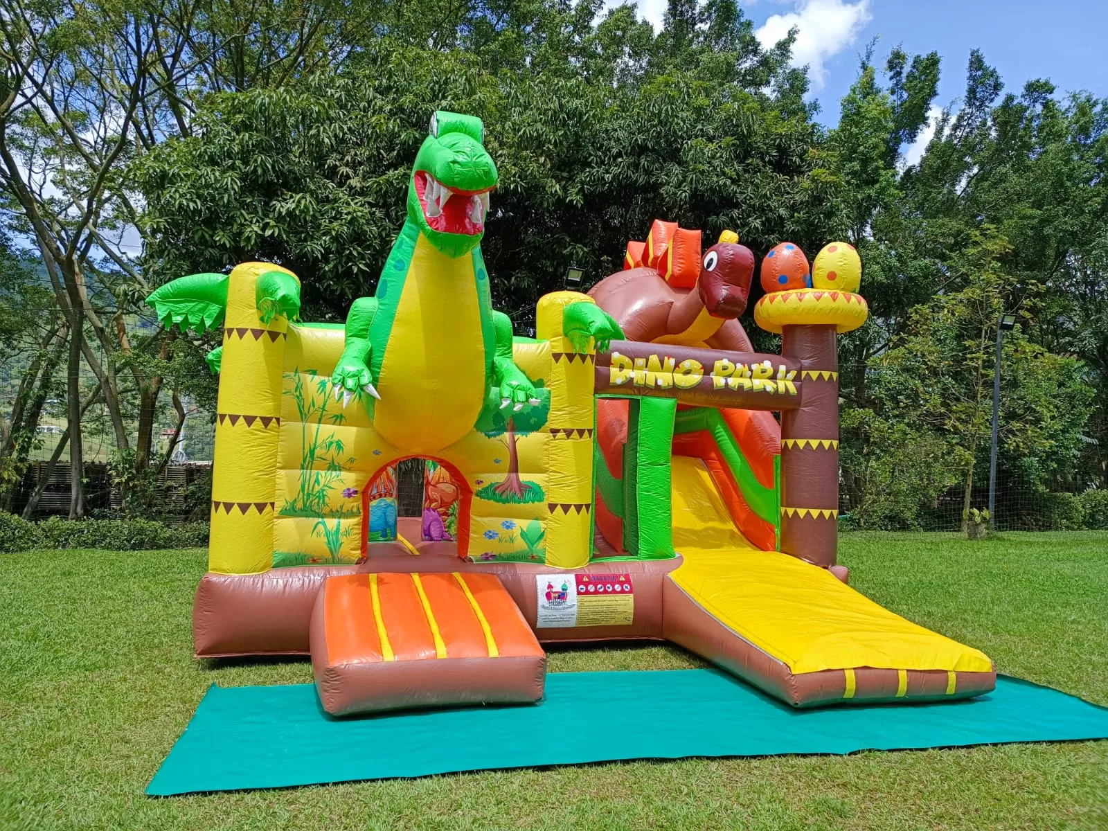 Inflable temático de dinosaurios