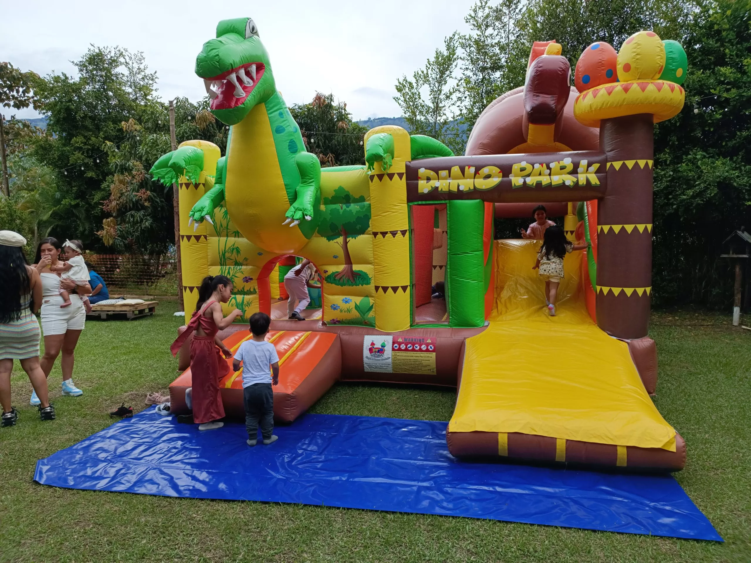 Inflable de dinosaurios - Imagen 3