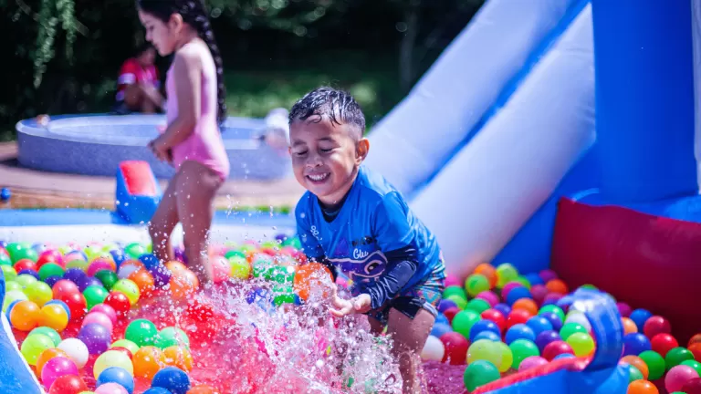 Tiburón, Alquiler Inflables Acuáticos en Medellín